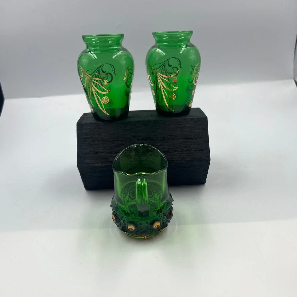 Vtg Emerald‎ Green Bud Vases & Mini Pitcher W Gold Tone Leaf Pattern Hobnail MCM